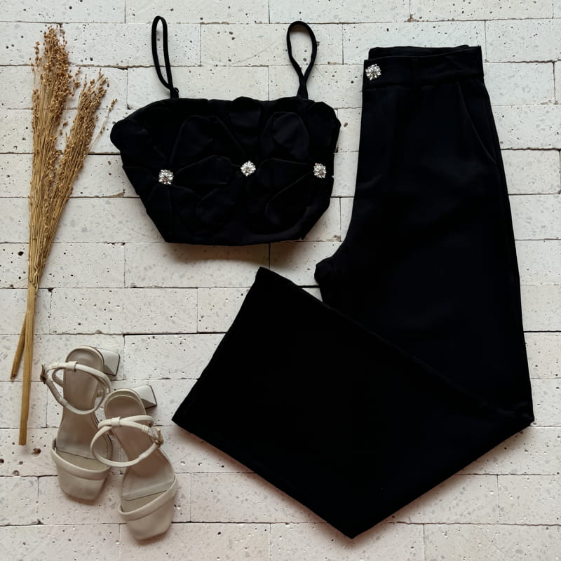 CONJUNTO FLORES COM APLIQUE E CALÇA PANTALONA PRETO