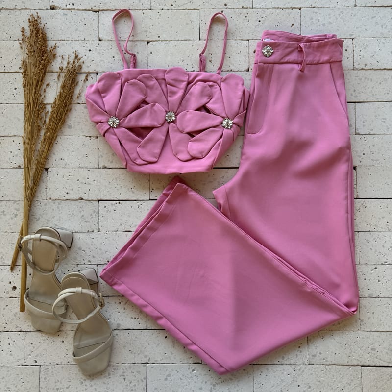 CONJUNTO FLORES COM APLIQUE E CALÇA PANTALONA ROSA