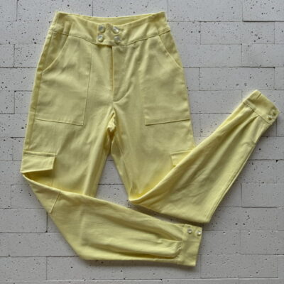 CALÇA CARGO LINHO COM BOTÕES NA BARRA AMARELO