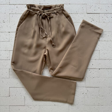 CALÇA SLIM COM PENCES E AMARRAÇÃO LUXO NUDE