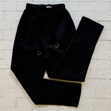 CALÇA SLIM COM PENCES E AMARRAÇÃO LUXO PRETA