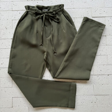 CALÇA SLIM COM PENCES E AMARRAÇÃO LUXO VERDE OLIVA