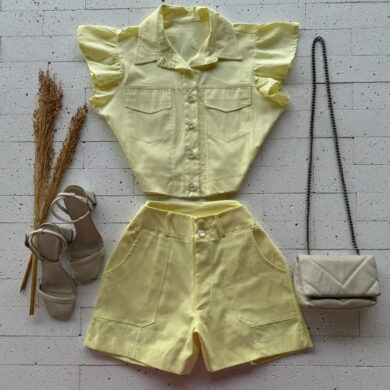 CAMISA CROPPED TRICOLINE MANGA BABADOS E BOTÕES PEROLADO AMARELO