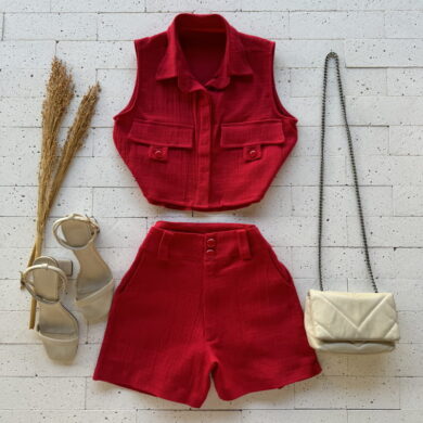 CONJUNTO LINHO TRABALHADO COLETE DETALHE BOLSOS E SHORT VERMELHO