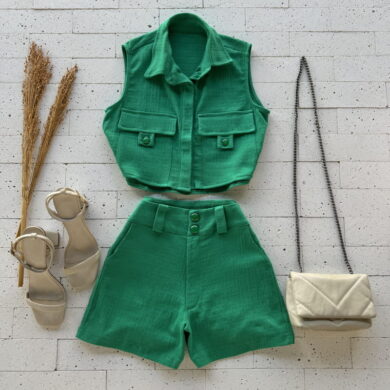 CONJUNTO LINHO TRABALHADO COLETE DETALHE BOLSOS E SHORT VERDE