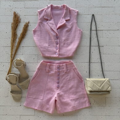 CONJUNTO LINHO TRABALHADO COLETE E SHORT BOTÕES ROSA