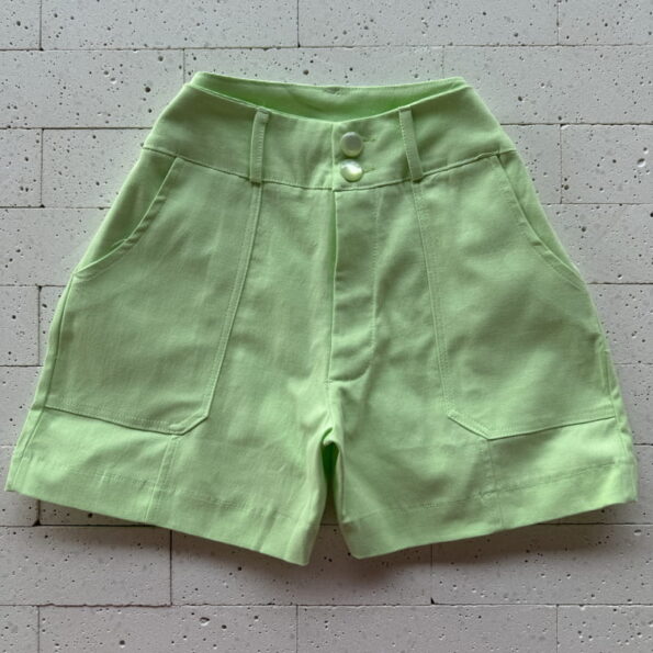 SHORT LINHO DETALHE BOLSOS E BOTÕES PEROLADOS VERDE