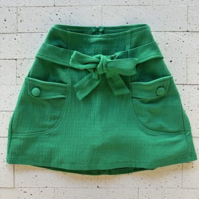 SHORT SAIA LINHO TRABALHADO DETALHE AMARRAÇÃO FRONTAL VERDE