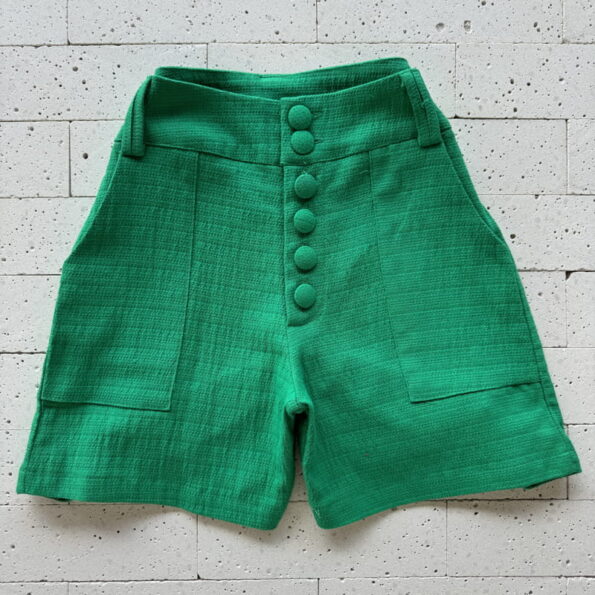 SHORT LINHO TRABALHADO DETALHE BOTÕES ENCAPADOS VERDE