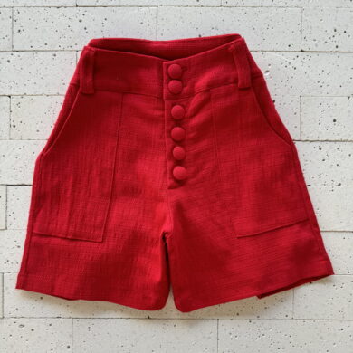 SHORT LINHO TRABALHADO DETALHE BOTÕES ENCAPADOS VERMELHO