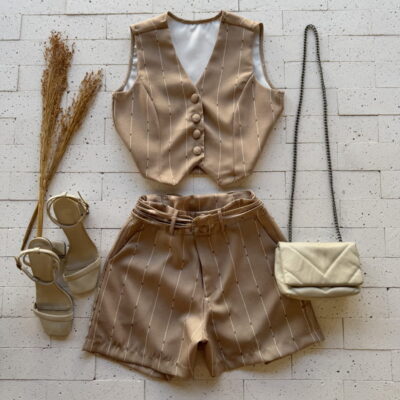 CONJUNTO ALFAIATARIA LISTRADO CROPPED COLETE E SHORT COM CINTO NUDE