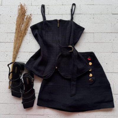 CONJUNTO LINHO TRABALHADO REGATA FIVELA E SHORT SAIA BOTÕES PRETO