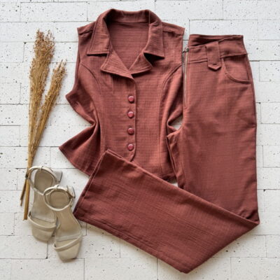 CONJUNTO LINHO TRABALHADO CROPPED COLETE E CALÇA WIDE LEG MARROM