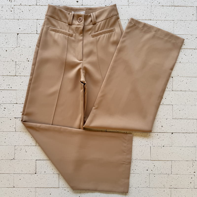 COM VINCO E BOLSO FAKE BEGE