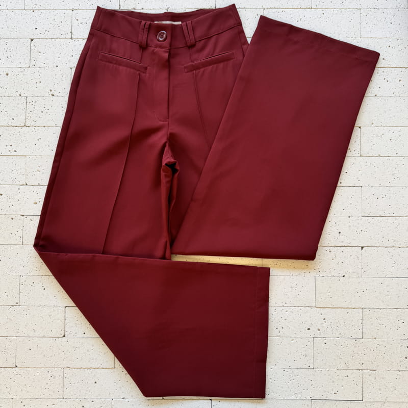 COM VINCO E BOLSO FAKE MARSALA