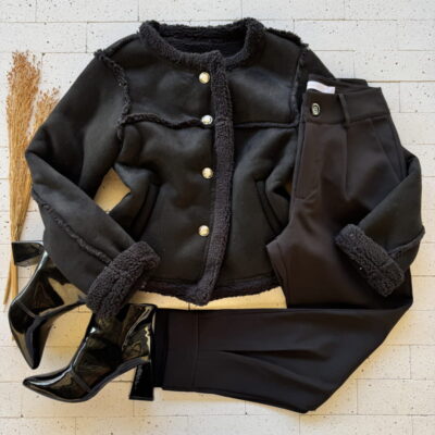 CASACO FEMININO COM FORRO E PUNHO PELUCIADO PREMIUM PRETO