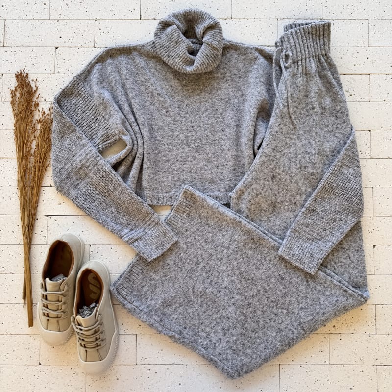 CONJUNTO TRICO MOUSSE CROPPED GOLA BOBA E PANTALONA CINZA CONJUNTO TRICO MOUSSE CROPPED GOLA BOBA E PANTALONA CINZA