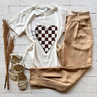 T-SHIRT ALGODÃO ESTAMPA AMOR OFF