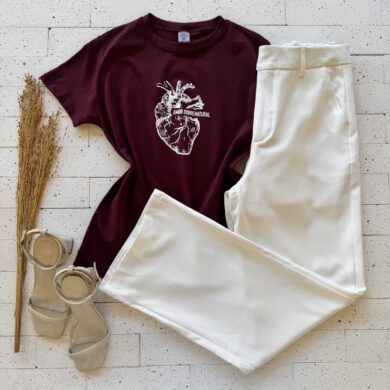 T-SHIRT ALGODÃO ESTAMPA AMOR SOBRENATURAL VINHO