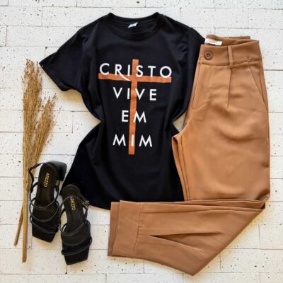 T-SHIRT ALGODÃO ESTAMPA CRISTO VIVE EM MIM PRETA