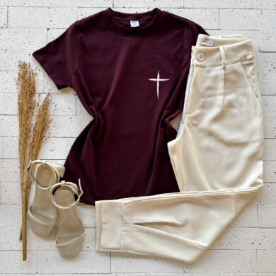 T-SHIRT ALGODÃO ESTAMPA CRUZ VINHO
