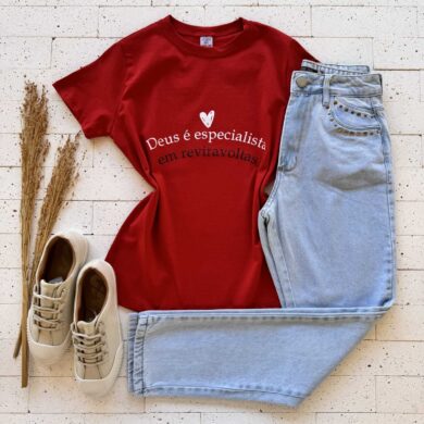 T-SHIRT ALGODÃO ESTAMPA DEUS É ESPECIALISTA EM REVIRAVOLTAS VERMELHO