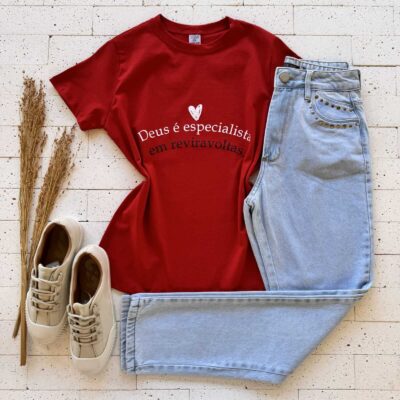 T-SHIRT ALGODÃO ESTAMPA DEUS É ESPECIALISTA EM REVIRAVOLTAS VERMELHO