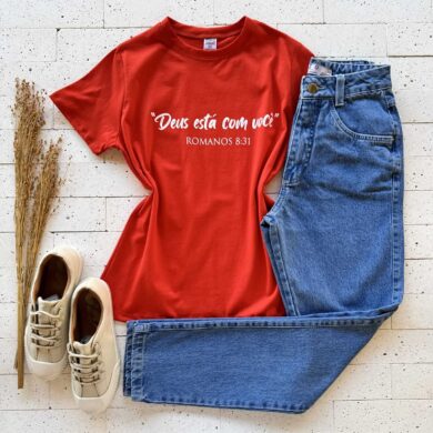 T-SHIRT ALGODÃO ESTAMPA DEUS ESTÁ COM VOCÊ VERMELHA