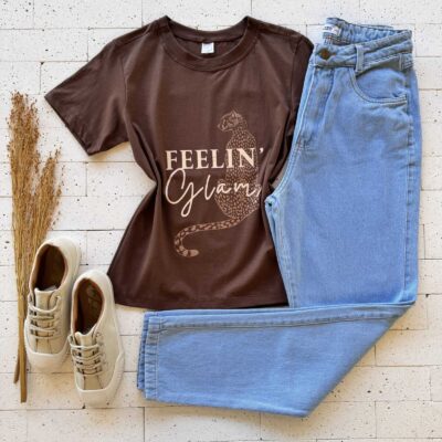 T-SHIRT ALGODÃO ESTAMPA FEELIN GLAM MARROM