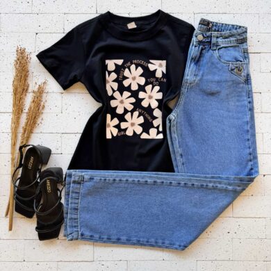 T-SHIRT ALGODÃO ESTAMPA FLORZINHAS PRETA