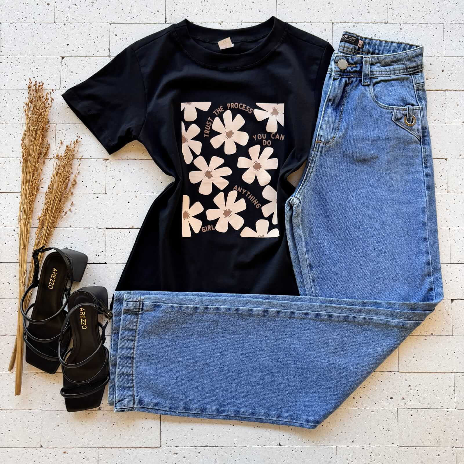 T-SHIRT ALGODÃO ESTAMPA FLORZINHAS PRETA T-SHIRT ALGODÃO ESTAMPA FLORZINHAS PRETA