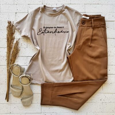 T-SHIRT ALGODÃO ESTAMPA O SIMPLES DE DEUS É EXTRAORDINÁRIO BEGE