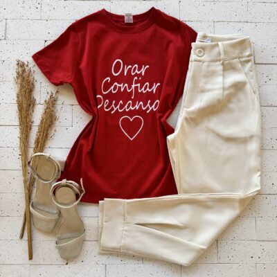 T-SHIRT ALGODÃO ESTAMPA ORAR CONFIAR DESCANÇAR VERMELHO