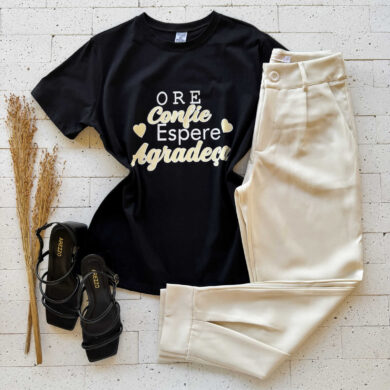 T-SHIRT ALGODÃO ESTAMPA ORE CONFIE ESPERE AGRADEÇA PRETA