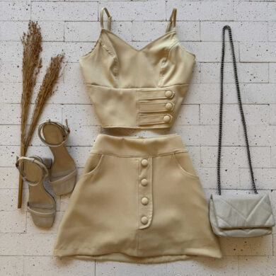 CONJUNTO ALFAIATARIA CROPPED REGATA E SHORT SAIA BOTÕES AMARELO