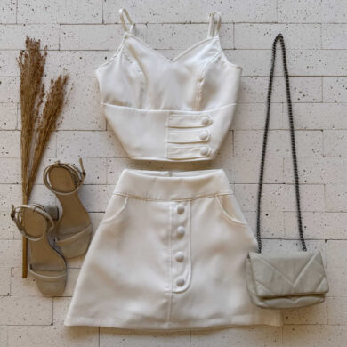 CONJUNTO ALFAIATARIA CROPPED REGATA E SHORT SAIA BOTÕES OFF