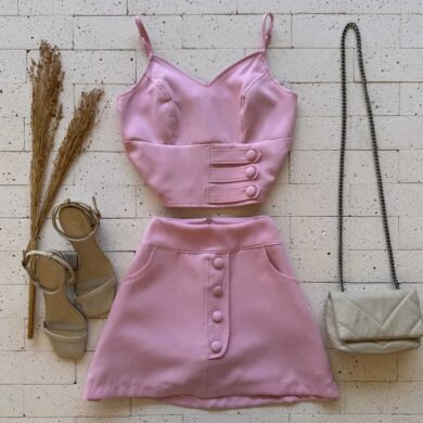 CONJUNTO ALFAIATARIA CROPPED REGATA E SHORT SAIA BOTÕES ROSA