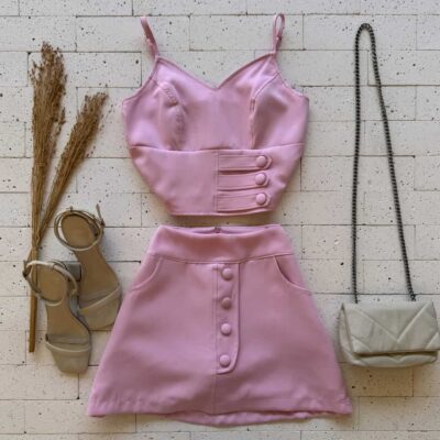 CONJUNTO ALFAIATARIA CROPPED REGATA E SHORT SAIA BOTÕES ROSA