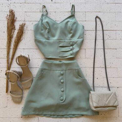 CONJUNTO ALFAIATARIA CROPPED REGATA E SHORT SAIA BOTÕES VERDE