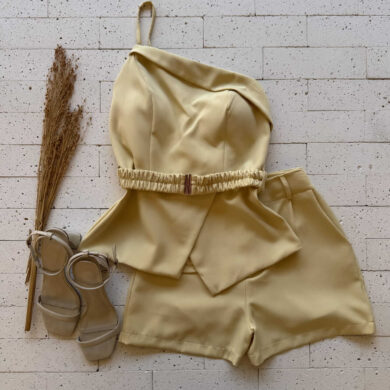 Dondoca_com_br Conjunto Alfaiataria Regata Com Cinto Drapeado E Short Amarelo
