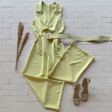 MACACÃO ALFAIATARIA PANTALONA COM CINTO AMARELO