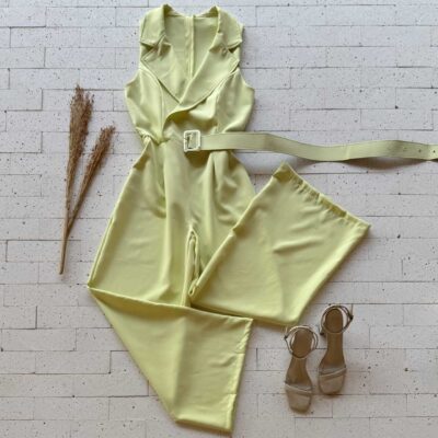 MACACÃO ALFAIATARIA PANTALONA COM CINTO AMARELO