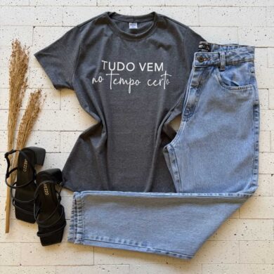 Dondoca_com_br T Shirt Algodao Estampa Tudo Vem No Tempo Certo Cinza