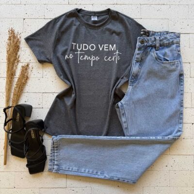 Dondoca_com_br T Shirt Algodao Estampa Tudo Vem No Tempo Certo Cinza