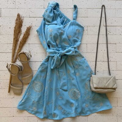 Dondoca_com_br Vestido Crepe Bordado Laco No Ombro E Amarracao Fixa Azul