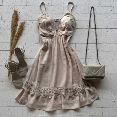 VESTIDO DETALHE GRIPIER E FIVELA NO DECOTE BEGE