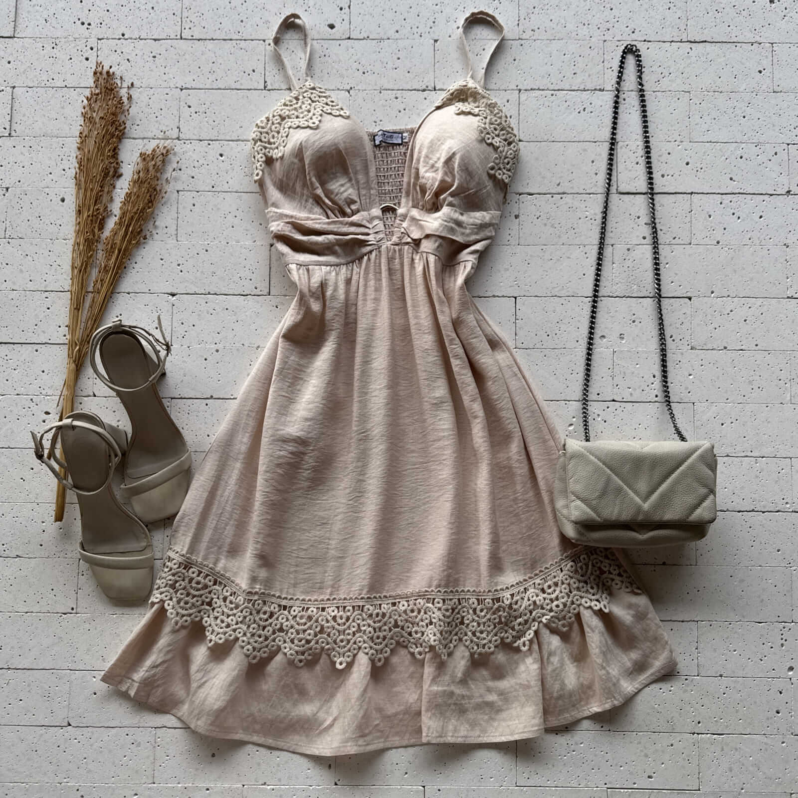 VESTIDO DETALHE GRIPIER E FIVELA NO DECOTE BEGE VESTIDO DETALHE GRIPIER E FIVELA NO DECOTE BEGE