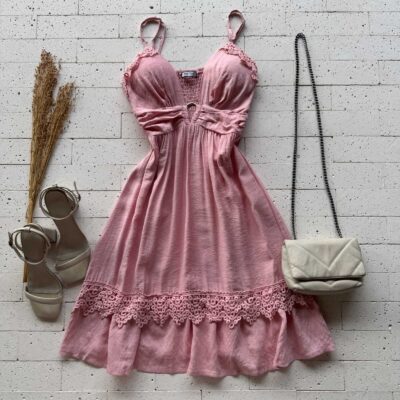 VESTIDO DETALHE GRIPIER E FIVELA NO DECOTE ROSA
