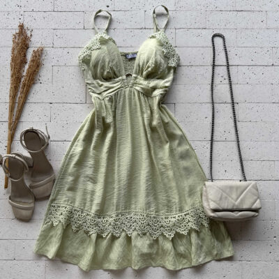 VESTIDO DETALHE GRIPIER E FIVELA NO DECOTE VERDE