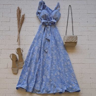 VESTIDO LONGO BORDADO LAÇO NO OMBRO E AMARRAÇÃO FIXA AZUL
